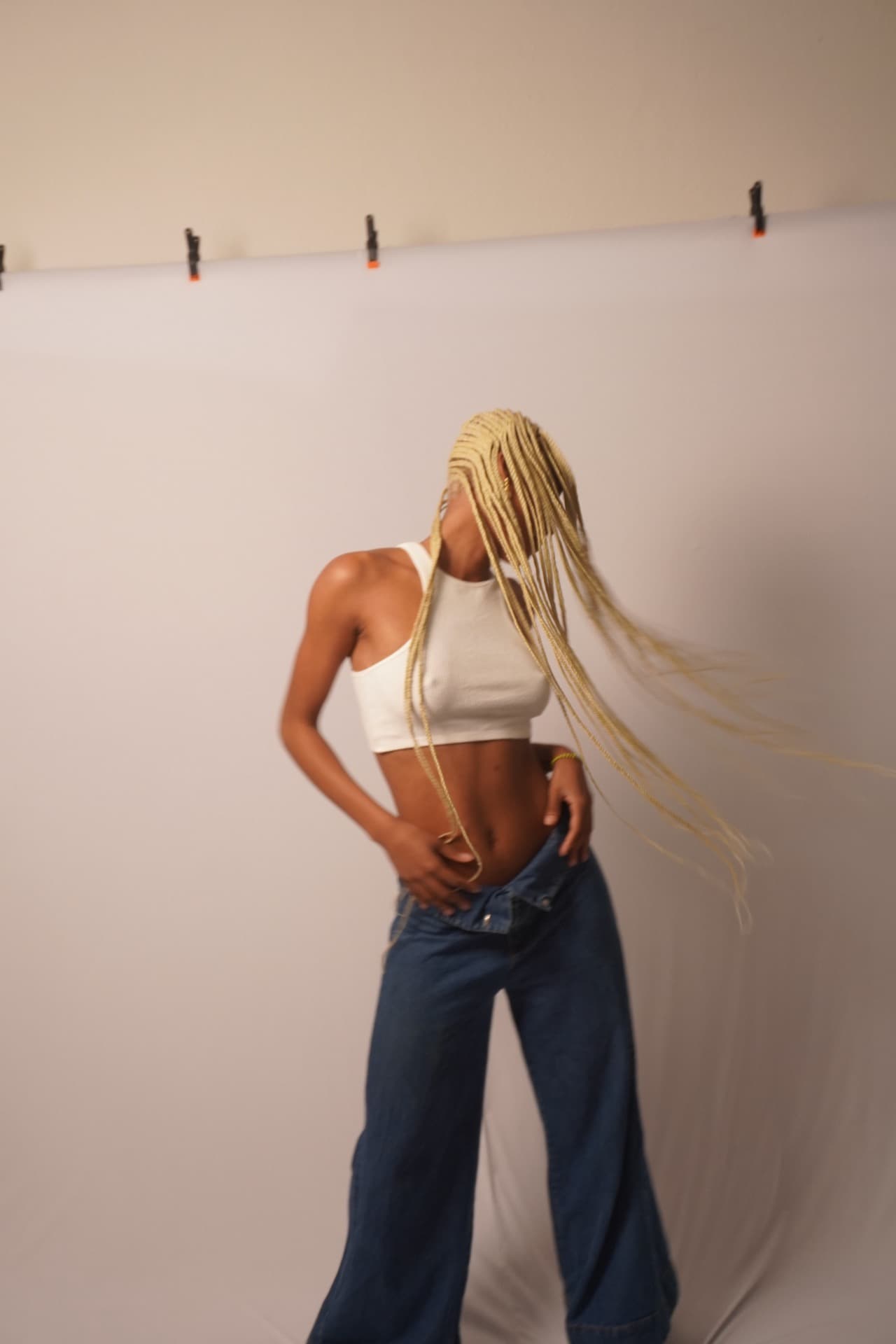 Sessão de estúdio com múltiplos looks — fotografia editorial com assinatura criativa.