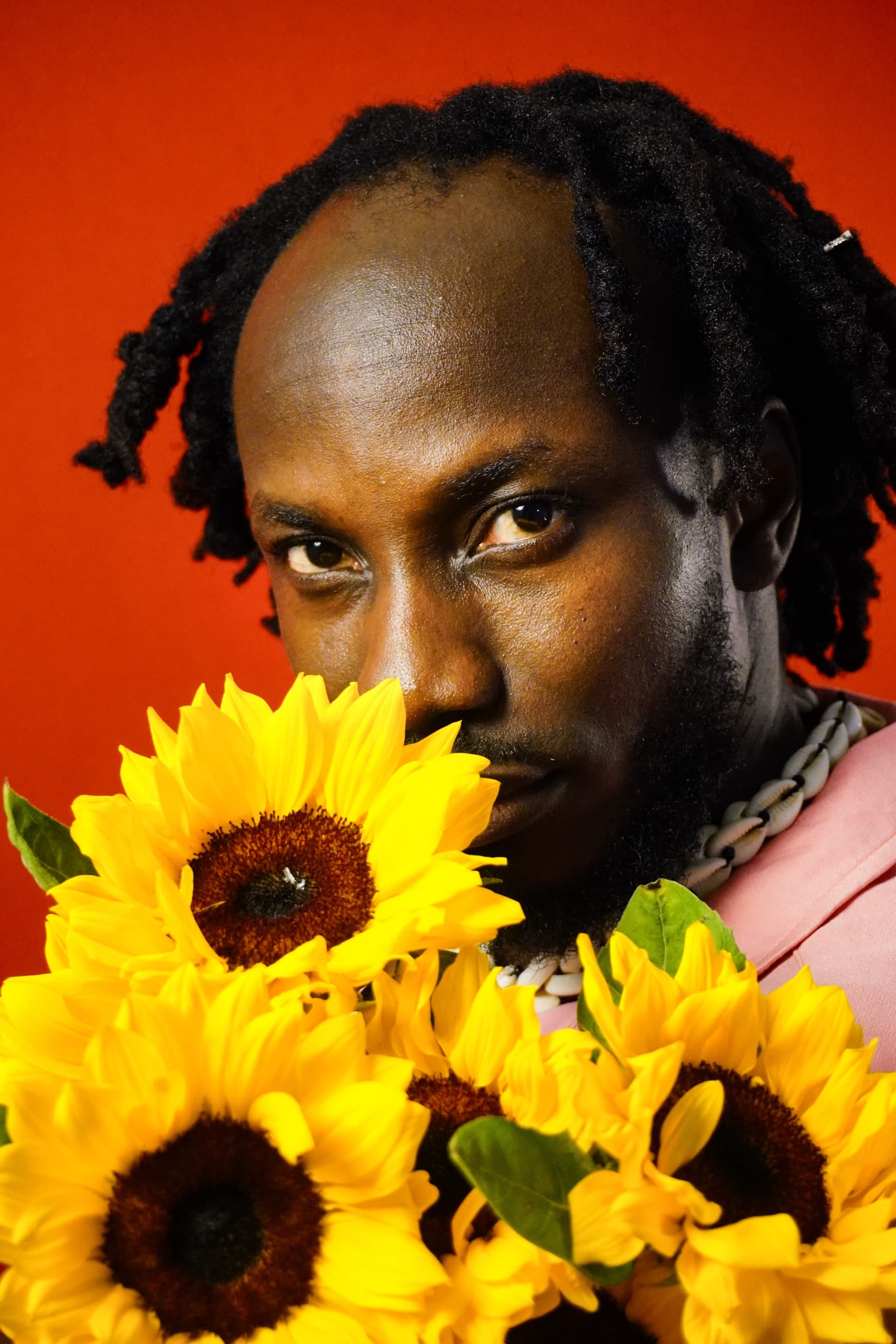 Ensaio e produção audiovisual — pós-produção elaborada com presets autorais.